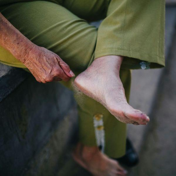 podologia geriatrica persona descalça